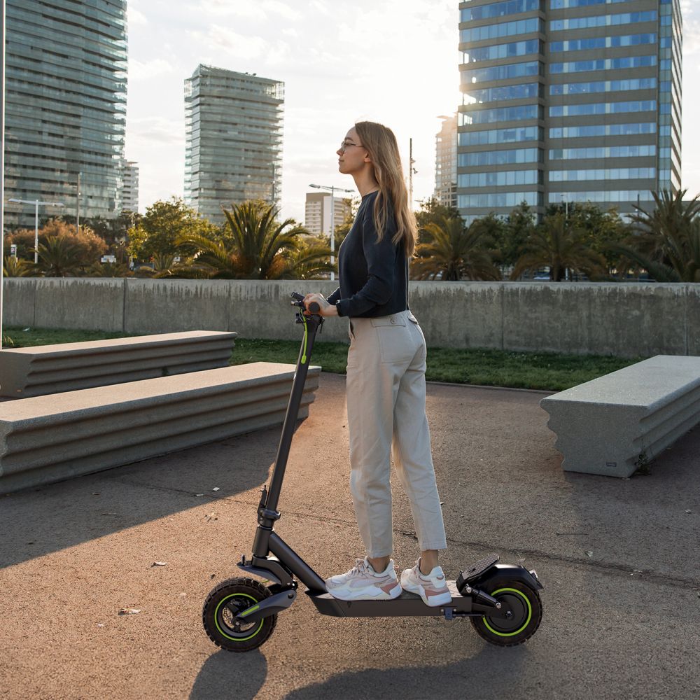 ISINWHEEL S10 Max 10" Commuting Electric Scooter 1000W Motor 54.6V 15Ah Battery